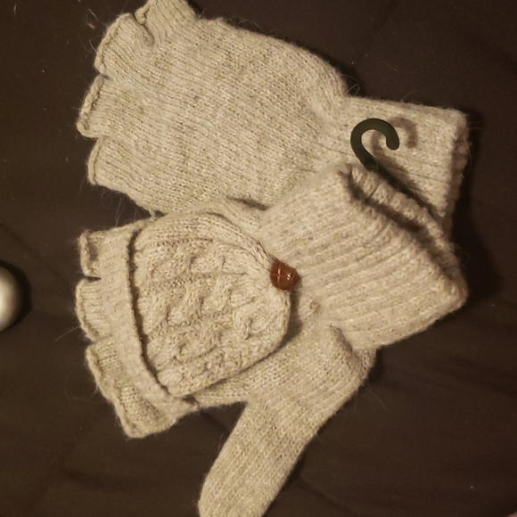 NEW with tag button gloves - Picture 4 of 4